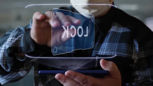 Oude man toont hologram met tekst Lock — Stockvideo