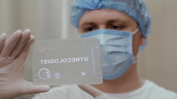 Dokter gebruikt tablet met tekst Gynaecoloog — Stockvideo