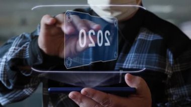 Yaşlı adam 2020 nolu metinde hologram gösteriyor.