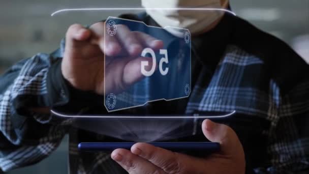 Gamlingen visar hologram med text 5G — Stockvideo