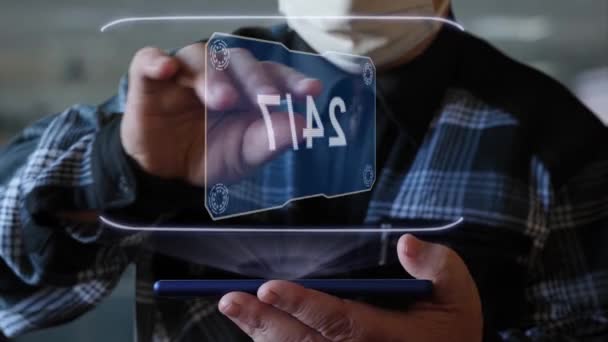 Alter Mann zeigt Hologramm mit Text 24 7 — Stockvideo