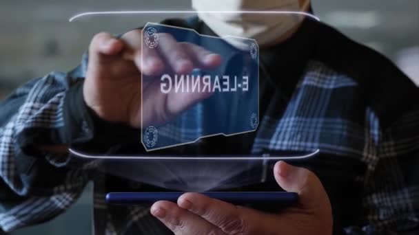 Oude man toont hologram met tekst E-learning — Stockvideo