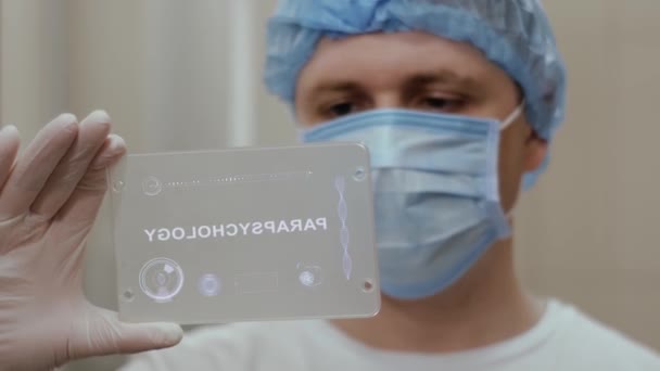 El médico utiliza tableta con texto Parapsicología — Vídeo de stock