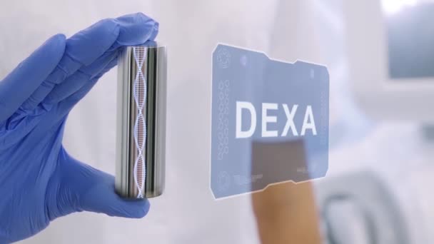 Tangan di sarung tangan dengan hologram Dexa — Stok Video