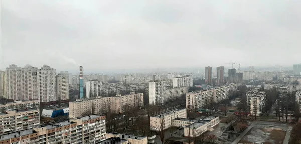 Foggy Város Kijev Oldalnézetben Épületek Felhőkarcolók — Stock Fotó