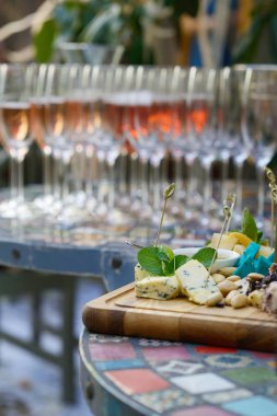 Ahşap tahta üzerinde peynir çeşitleri