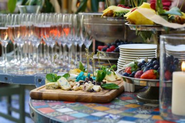 Ahşap tahta üzerinde peynir çeşitleri