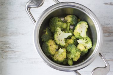 Bir tencerede brokoli