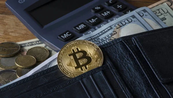 Goldener Bitcoin in schwarzer Ledertasche, Kryptowährung — Stockbild Goldener Bitcoin in schwarzer Ledertasche, Kryptowährung — Stockfoto