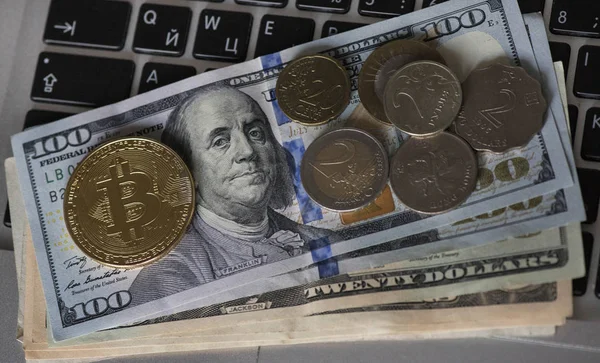 Gyllene Bitcoin med oss dollar på tangentbordet. Krypto valuta — Stockfoto
