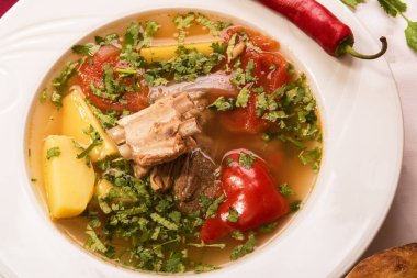 Beyaz bir tabak çorba shurpa kuzu kaburga