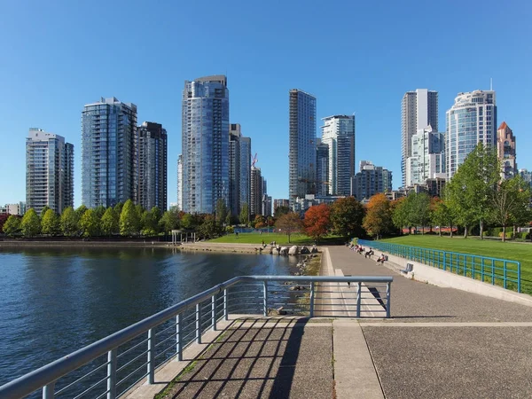 View of Vancouver skyline and David Lam Park — Stock Photo, Image