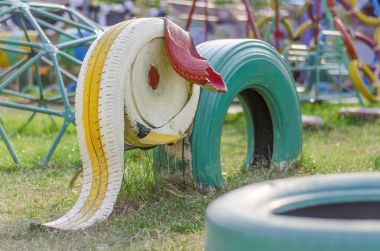 Eski lastik güzel geri dönüşümlü bir bebek oyuncak playg üzerinde boyanır