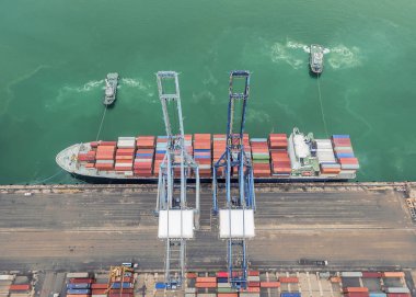 Kargo konteyner thail Harbor'da ambar çekme iki römorkör tekne