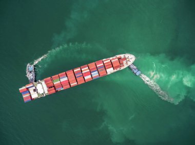 Kargo konteyner thail Harbor'da ambar çekme iki römorkör tekne