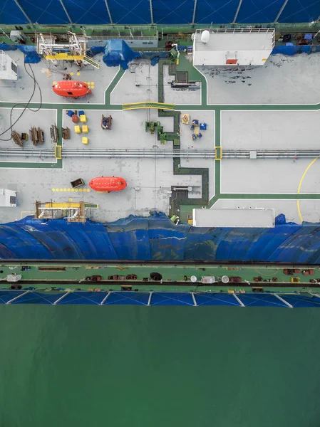 Luchtfoto scheepswerf hebben kraan machine en containerschip in gr — Stockfoto