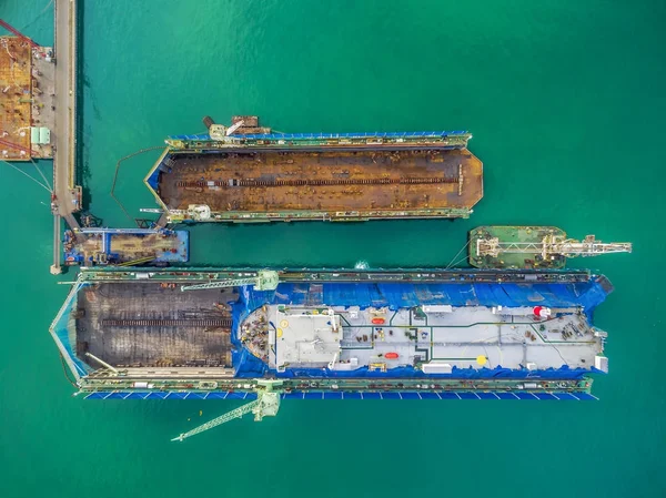 Havadan görünümü Tersanesi var vinç makine ve konteyner gemisi gr içinde