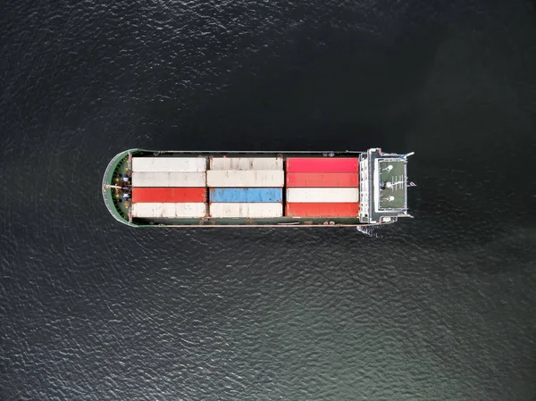 มุมมองทางอากาศของเรือบรรทุกสินค้าภาชนะบรรจุสินค้าในท่าเรือโกดัง — ภาพถ่ายสต็อก