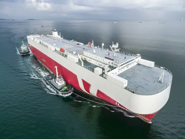 iki römorkör tekne sürükle araba taşıyıcı gemi gitmek sabitlemek için .