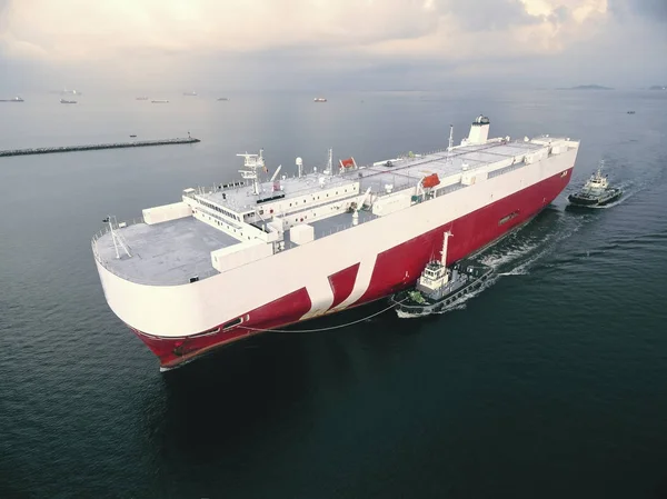 iki römorkör tekne araba taşıyıcı gemisi çekme sabitlemek için git .