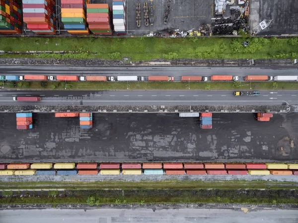 Luchtfoto van de bovenste container in poort magazijn te wachten voor export . — Stockfoto