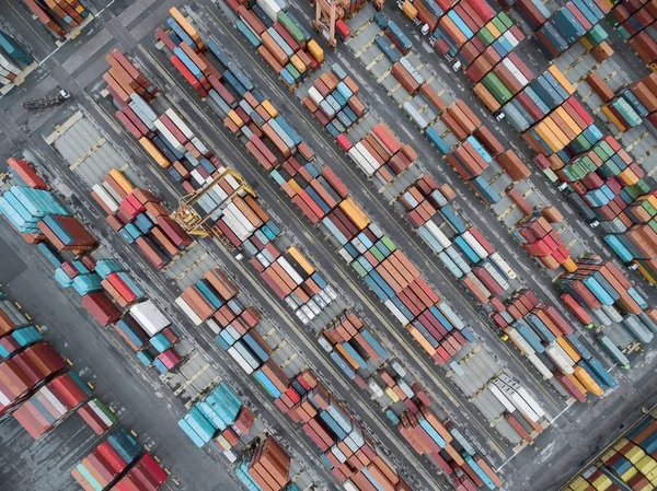 Contêiner de vista aérea superior no armazém do porto à espera de exportação  . — Fotografia de Stock
