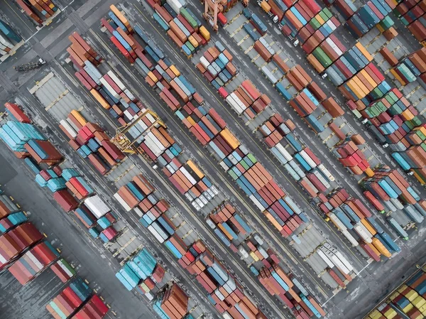 Luchtfoto van de bovenste container in poort magazijn te wachten voor export . — Stockfoto