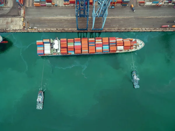 Två bogserbåt bogsering Last container i lager harbor på thail — Stockfoto