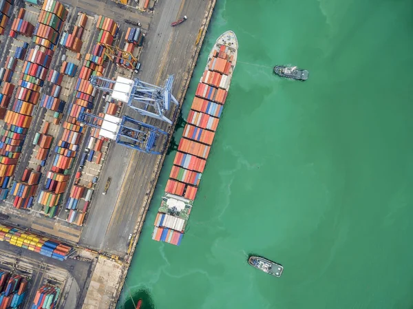 Dois rebocador barco reboque contêiner de carga no armazém porto em thail — Fotografia de Stock