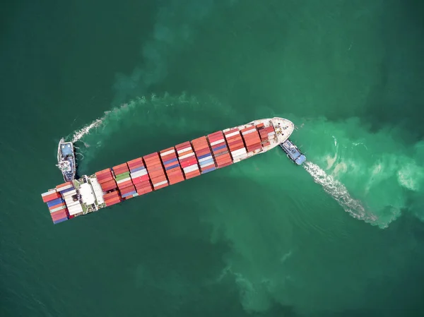 Dois rebocador barco reboque contêiner de carga no armazém porto em thail — Fotografia de Stock