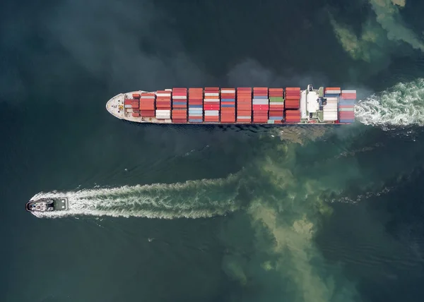 Kargo konteyner thail Harbor'da ambar çekme iki römorkör tekne