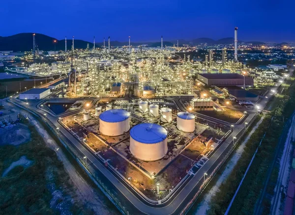 Geceleri hava üstten görünüm petrol rafinerisi .