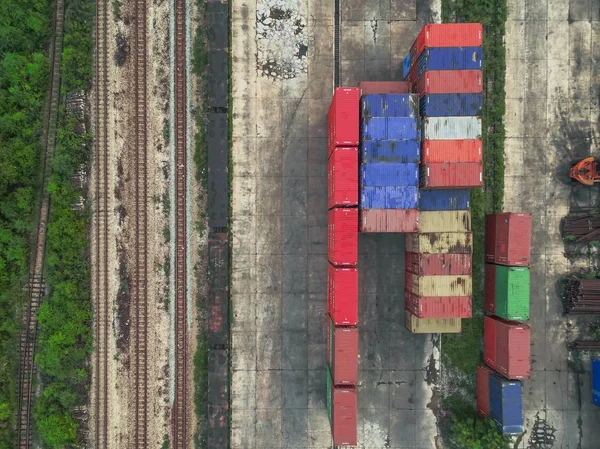 Container plaats in de buurt van de railroad tracks . — Stockfoto