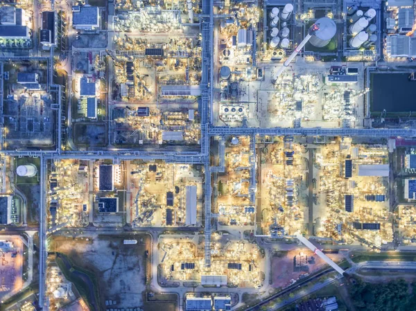 Hava üstten görünüm petrol rafinerisi .