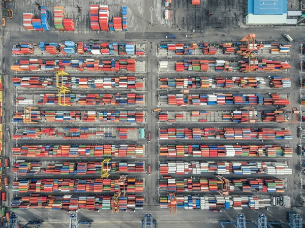 Luchtfoto van de bovenste container in poort magazijn te wachten voor export . — Stockfoto