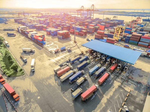 Caminhão do posto de controle no contêiner de armazém no porto de transporte . — Fotografia de Stock