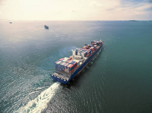 Vista aérea do navio de carga, contentor de carga no porto de armazém a — Fotografia de Stock