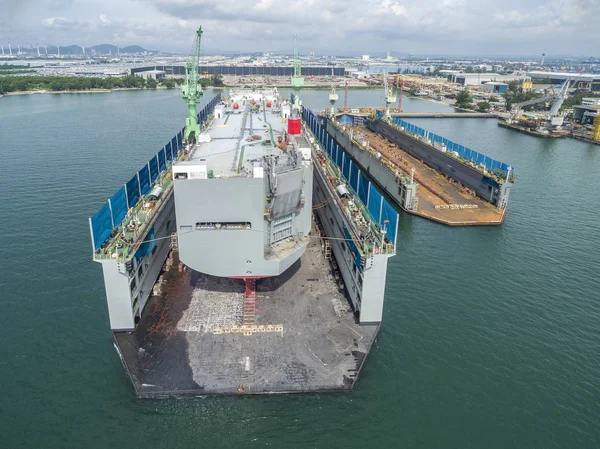 Havadan görünümü Tersanesi var vinç makine ve konteyner gemisi gr içinde