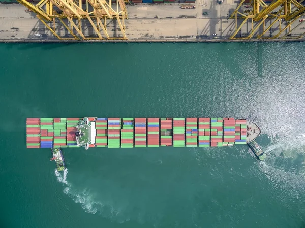 Kargo konteyner thail Harbor'da ambar çekme iki römorkör tekne