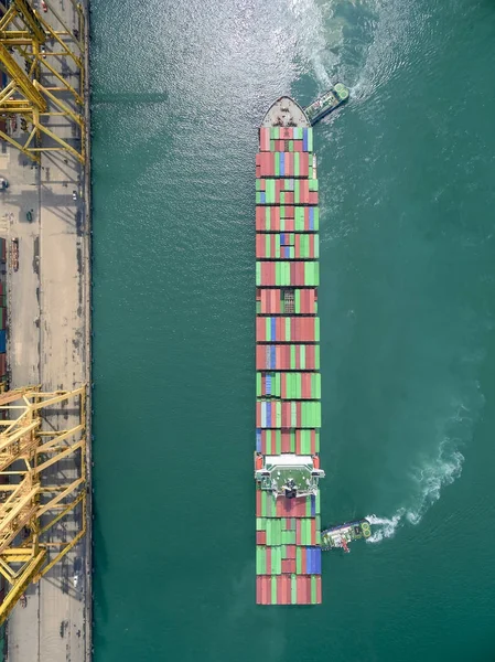 Två bogserbåt bogsering Last container i lager harbor på thail — Stockfoto