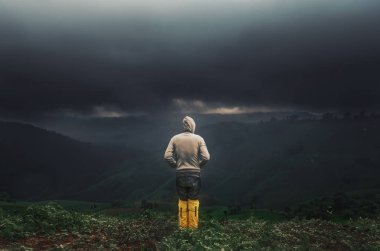 Asya dağlara yağmur bulutları at bakarak ayağa .