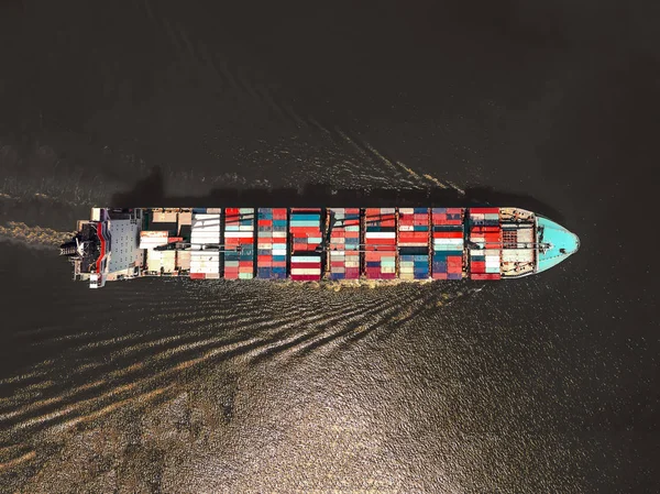Letecký pohled na nákladní loď s kontejnery, pohled shora . — Stock fotografie