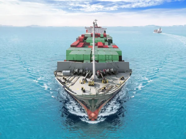 Havadan görünümü konteyner gemisi veya yük gemisi gemi denizde yelken bir