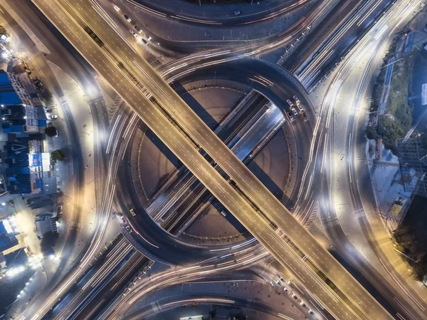 Camino rotonda grande Aérea El camino hermoso en la noche, pájaro —  Fotos de Stock