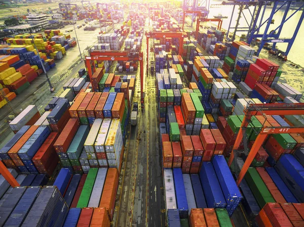 Port shipping Use crane lifting containers in ship break-bulk ca — Stock Photo, Image