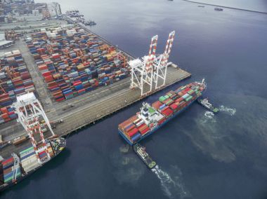 Kargo konteyner thail Harbor'da ambar çekme iki römorkör tekne