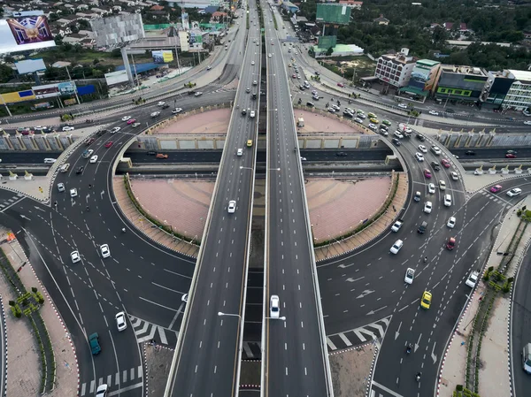 Rotunda via cidade em carro lotado . — Fotografia de Stock