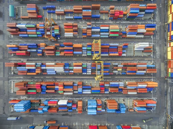 verme için bekleyen bağlantı noktası ambar kapsayıcısında hava Üstten Görünüm .