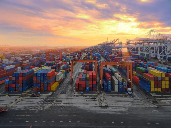 Повітряний контейнер вид зверху на складі порту чекає на експорт  . — стокове фото