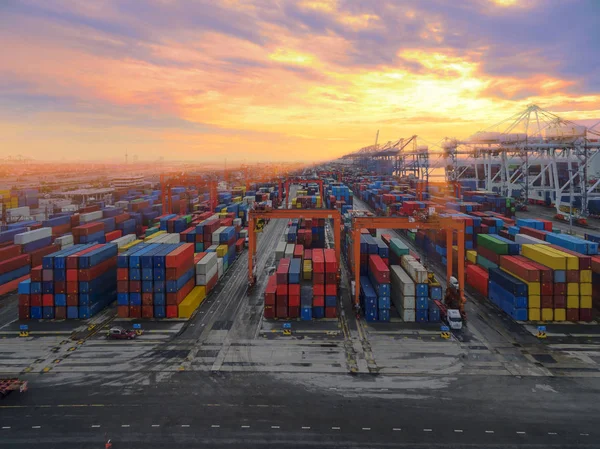 Luchtfoto van de bovenste container in poort magazijn te wachten voor export . — Stockfoto